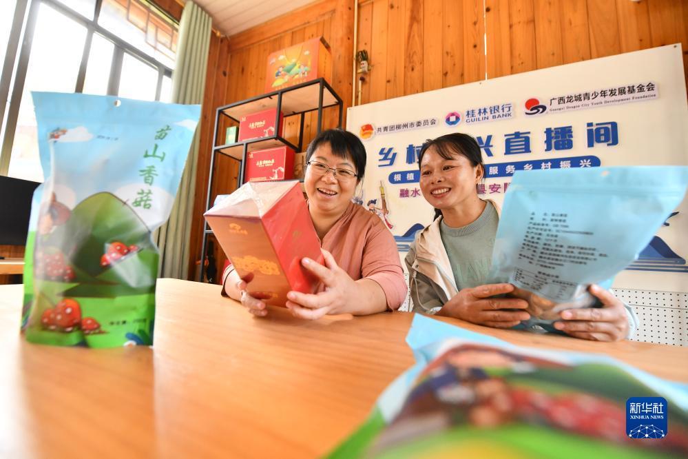 　　楊寧（左）和同事在鄉(xiāng)村振興直播間準備直播工作（10月8日攝）。新華社記者 黃孝邦 攝