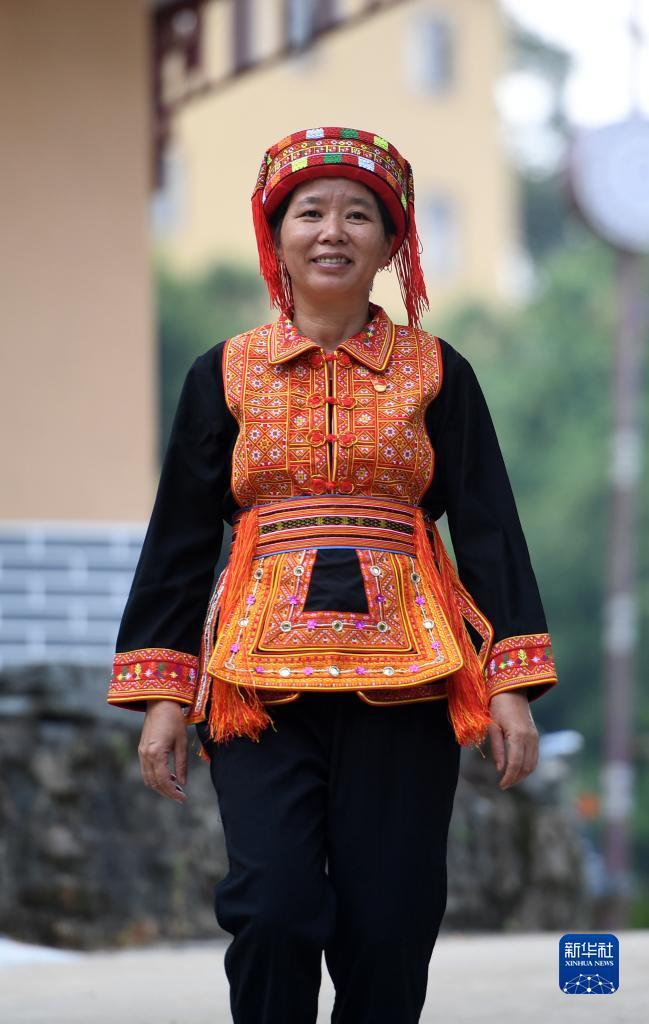 　在廣西蒼梧縣六堡鎮(zhèn)山坪村，祝雪蘭走在村道上（2022年9月22日攝）。新華社記者 陸波岸 攝